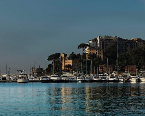 7 Übernachtungen mit Frühstück im Excelsior Palace Hotel Portofino Coast einschließlich 3 Green Fees pro Person im Rapallo Golf Club und einer Bootsfahrt und einem Spaziergang durch Portofino mit Kochen und Mittagessen mit Pesto.