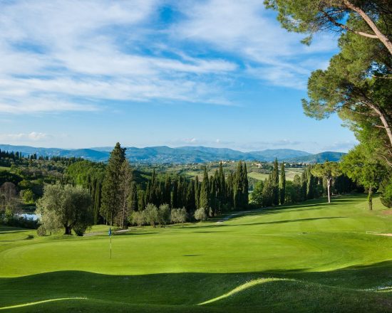 7 noches con desayuno incluido en La Bagnaia Golf Resort y 3 Greenfee por persona (Royal Golf La Bagnaia, Castelfalfi y Ugolino)