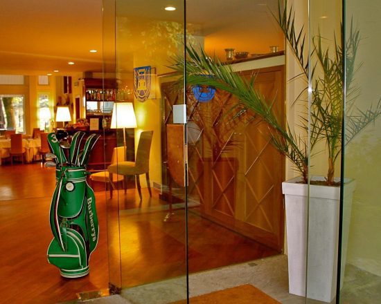 11 Nächte im Golf Hotel La Pinetina und 7 Greenfee je Person (Golfclub La Pinetina, Varese, Villa d Este, Le Robinie, Barlassina,Carimate und Monticello)