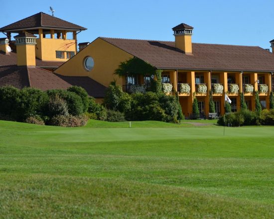 3 nights with breakfast at Foresteria del Golf Club Castelconturbia and one green fees per person (Castelconturbia Golf Club)