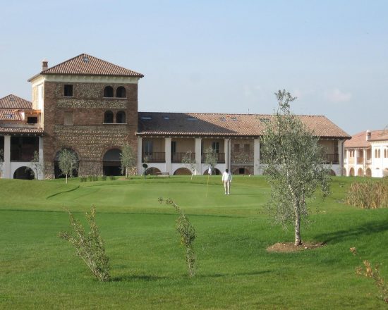 3 nights with breakfast at Chervò Golf Hotel Spa & Resort San Vigilio and 1 Green Fee per person (Chervò Golf San Vigilio)