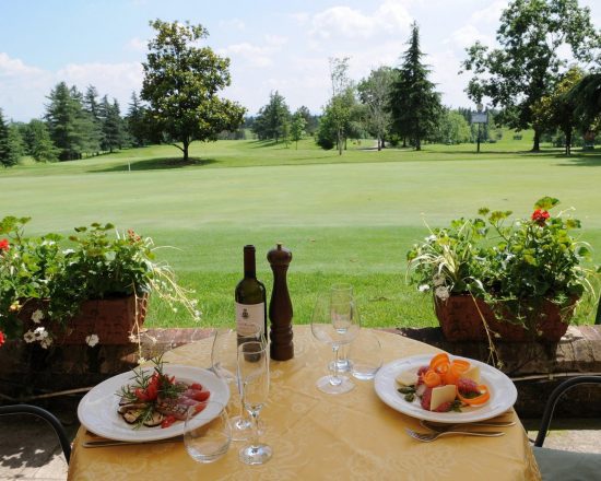 7 Übernachtungen mit Frühstück in der Foresteria Margara inklusive 3 Green Fees pro Person (Golf Club Margara. Colline di Gavi & Villa Carolina) und ein Abendessen in einem Restaurant aus dem kulinarischen Leitfaden von Italia Golf & More