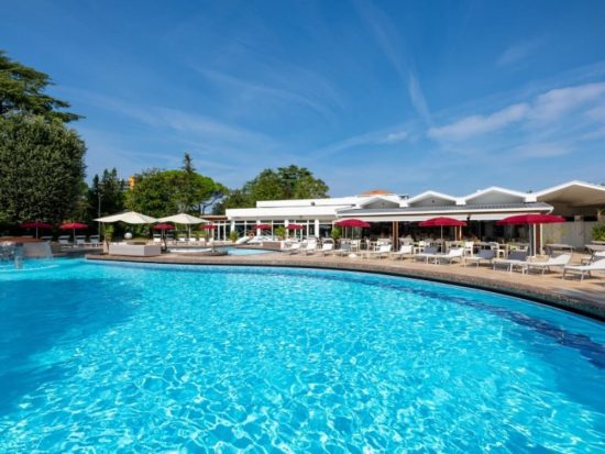 8 notti con prima colazione al Hotel Mioni Royal San e 4 green fee a persona (Golf Club Padova, Montecchia, Frassanelle e Terme di Galzignano)
