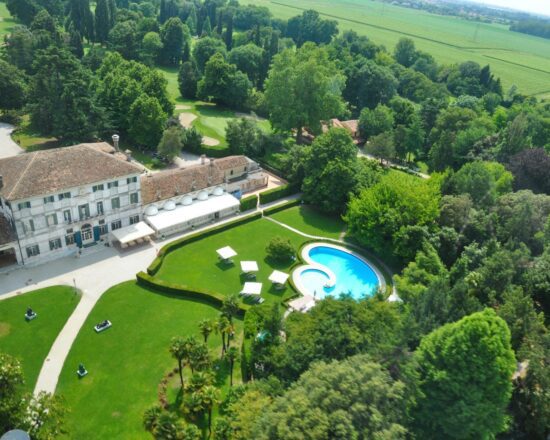 9 nights with breakfast at Villa Condulmer and five green fees per person (Villa Condulmer Golf Club, Ca Amata, Padova, Venezia and Ca della Nave GC)