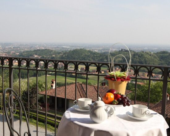 7 Übernachtungen mit Frühstück im Hotel Camoretti inklusive 3 Green Fees pro Person im Gardagolf Country Club, GC Franciacorta und GC Bergamo Albenza, sowie ein Abendessen