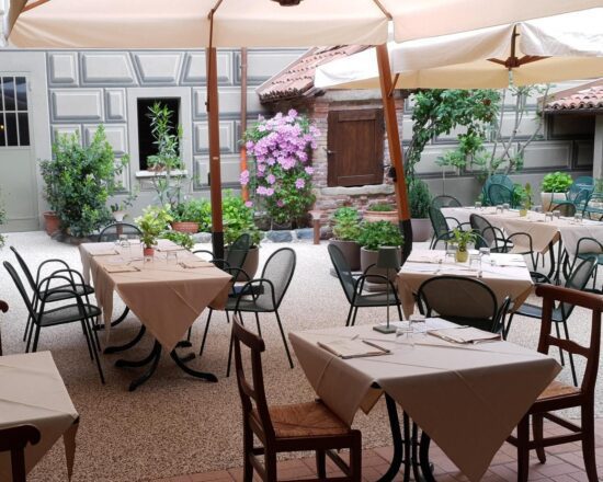 4 Übernachtungen mit Frühstück in der Foresteria del Golf Club Colline del Gavi, einschließlich unbegrenztem Golfspiel (GC Colline del Gavi), einem Begrüßungsgetränk und einem Abendessen in einem Restaurant des kulinarischen Führers Italia Golf & More.